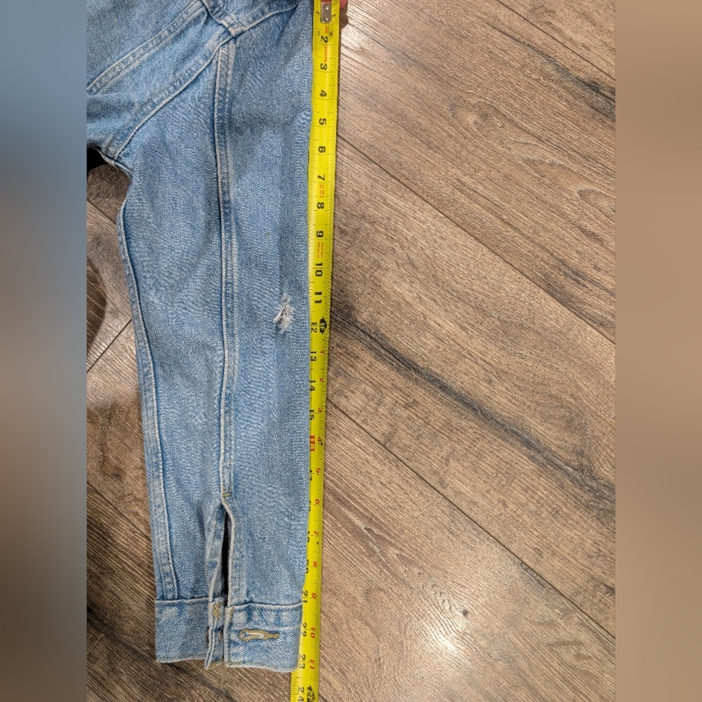 Levi's Medium Ex Boyfriend Trucker Blue Jean Denim Jacket Distressed LIKE NEW - Picture 5 of 8
